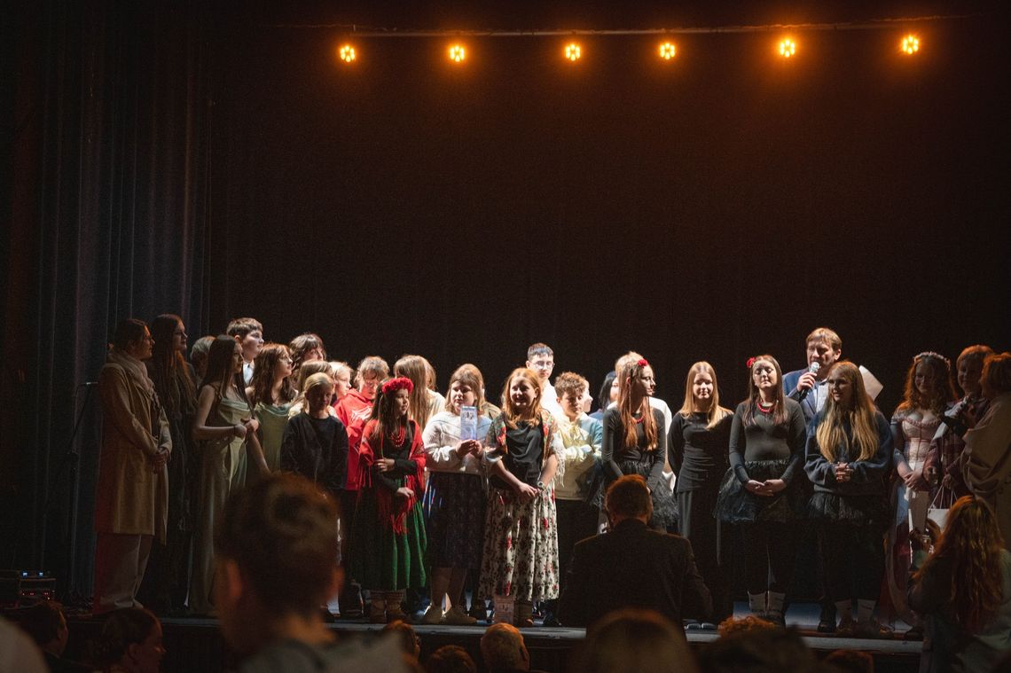 Wojnicz pełen teatralnych emocji. Młodzi artyści zachwycili na scenie Kina Wawel