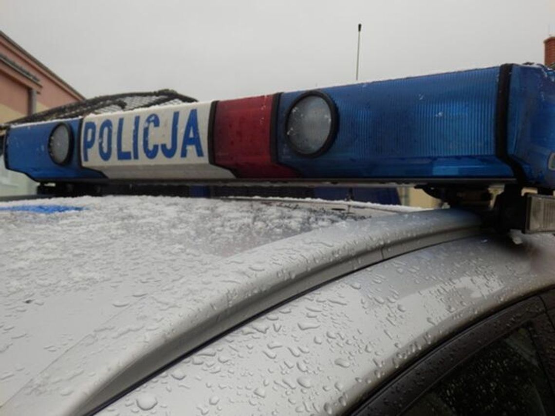 Wołającej o pomoc seniorce pomogli policjanci z Buska-Zdroju Wołającej o pomoc seniorce pomogli policjanci z Buska-Zdroju