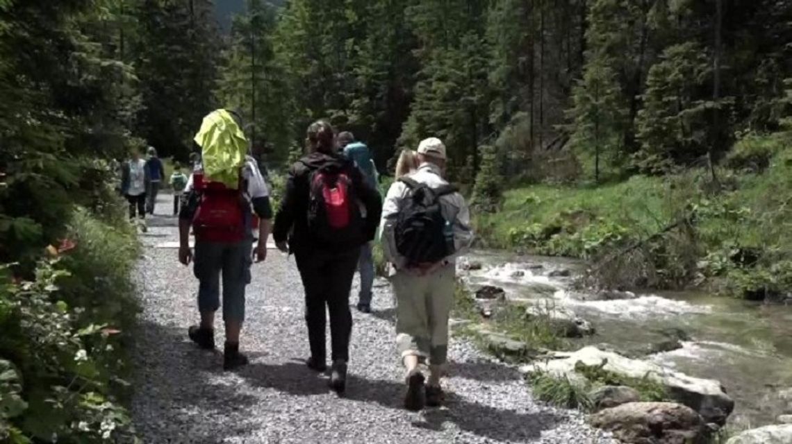 Wolontariusze po raz 7. posprzątają górskie szlaki. Dzięki akcji "Czyste Tatry" turyści śmiecą coraz mniej