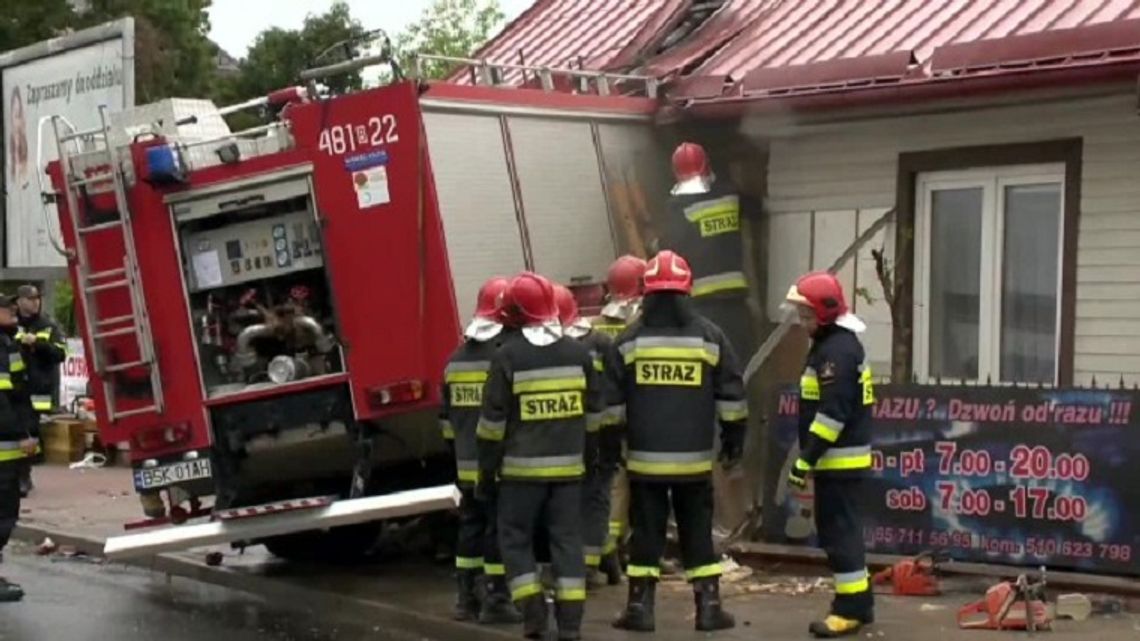 Wóz strażacki wbił się w budynek mieszkalny w Sokółce. Jechał na akcję, gdy uderzył w niego samochód