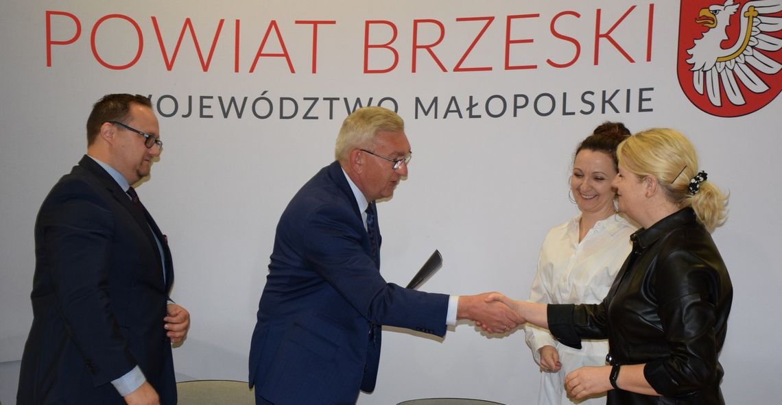 Współpraca z NGO - w Powiecie Brzeskim podpisano umowy