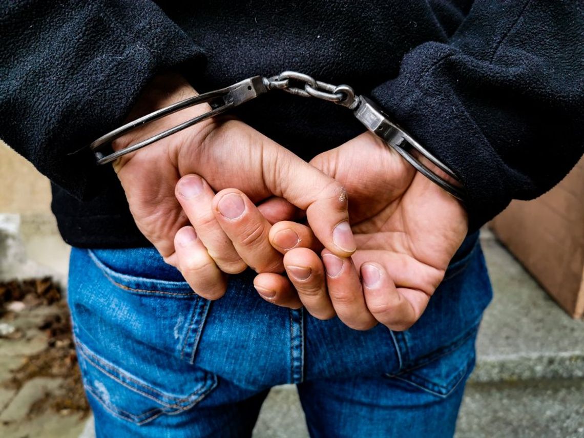 Wyłudzili co najmniej 2,3 mln zł z pomocy covidowej. Małopolska Policja zatrzymała 13 osób, w tym organizatorów przestępczego procederu. Wyłudzili co najmniej 2,3 mln zł z pomocy covidowej. Małopolska Policja zatrzymała 13 osób, w tym organizatorów przestępczego procederu.