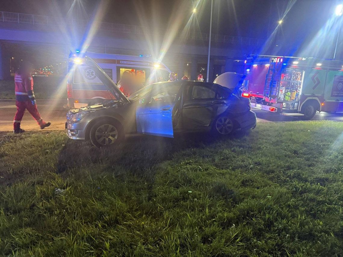 Wypadek drogowy w Krakowie. Trzy osoby poszkodowane, lądował śmigłowiec LPR