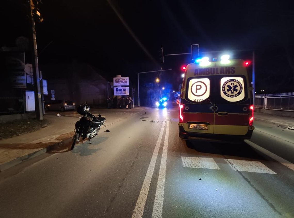 Wypadek motoroweru i samochodu osobowego w Dąbrowie Tarnowskiej. Młody chłopak w ciężkim stanie