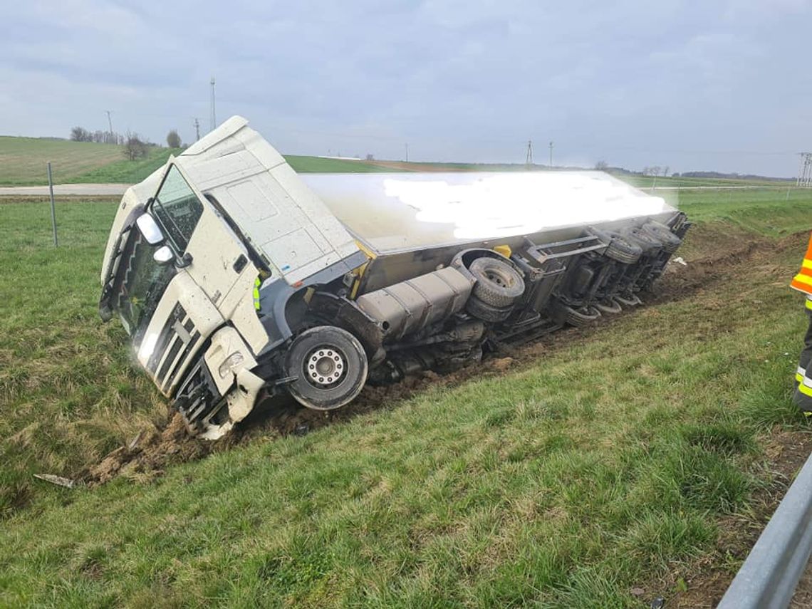 Wypadek na A4 między Tarnowem a Dębicą. Tir przebił bariery i wjechał do rowu