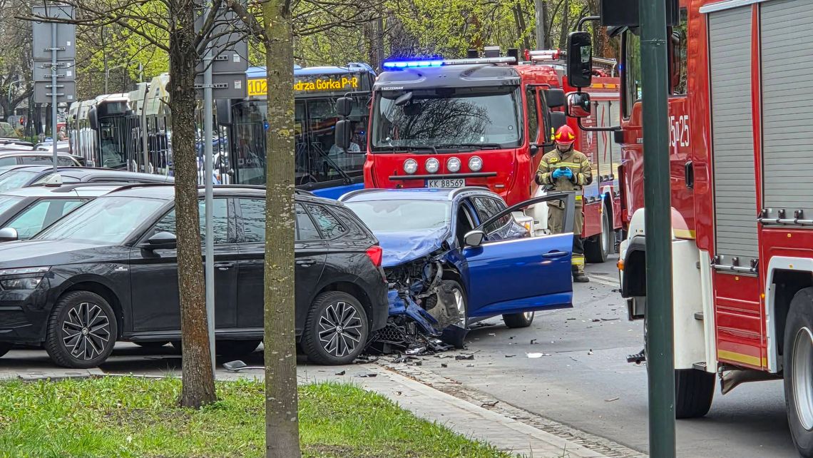 Wypadek na al. Kijowskiej w Krakowie. Cztery samochody uszkodzone, jedna osoba w szpitalu