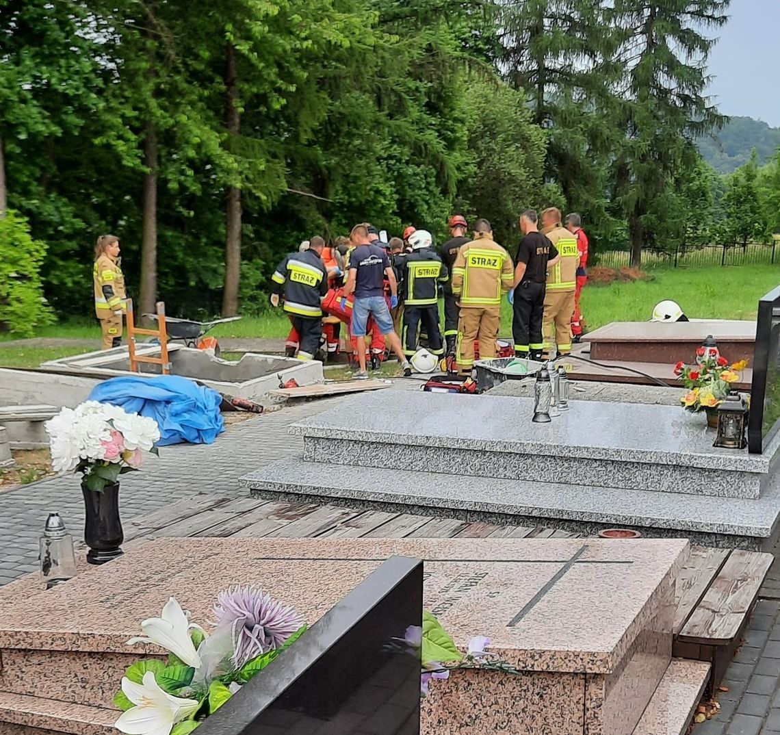 Wypadek na cmentarzu pod Wieliczką. Lądował śmigłowiec LPR