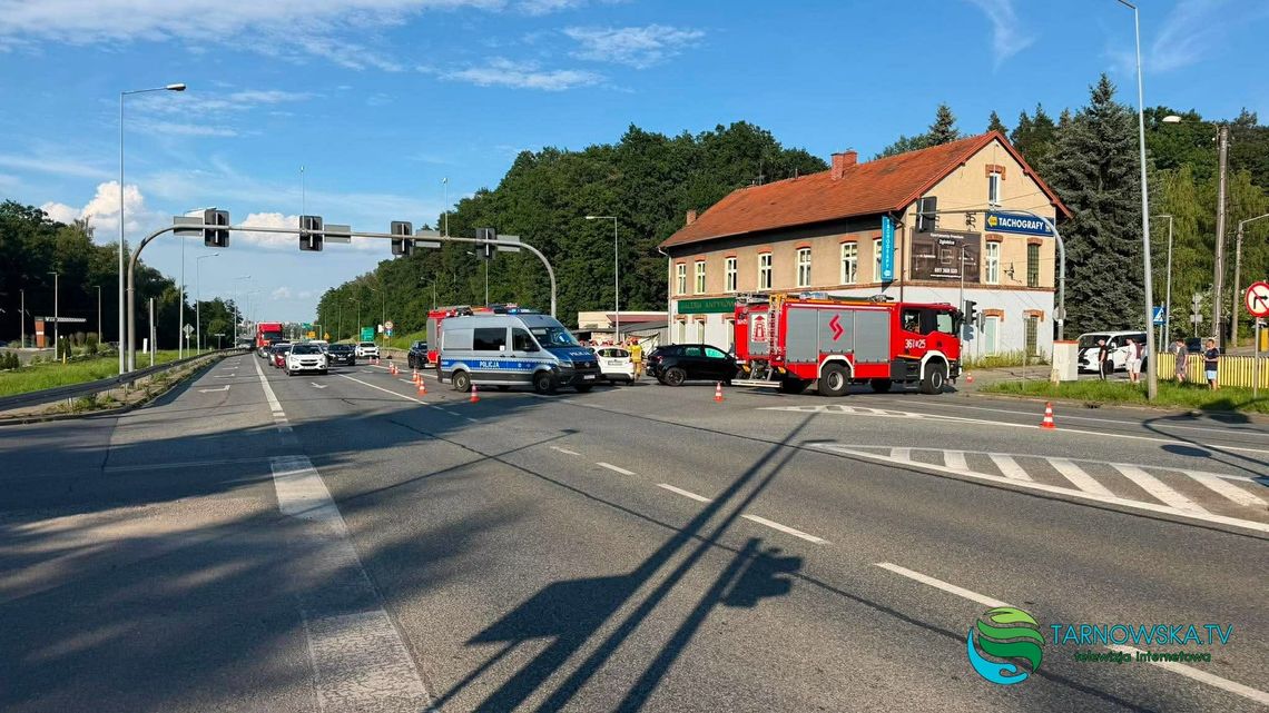 Wypadek na DK 94 w Tarnowie. Peugeot uderzył w Cupre oraz bariery i budynek gospodarczy Wypadek na DK 94 w Tarnowie. Peugeot uderzył w Cupre oraz bariery i budynek gospodarczy