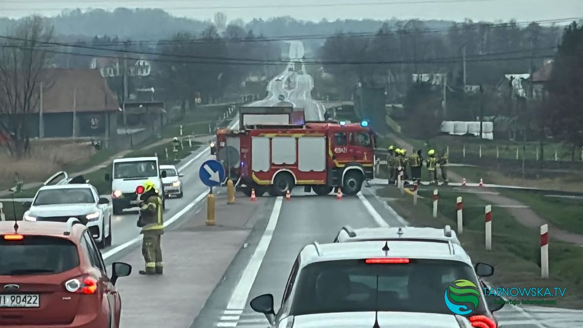 Wypadek na DK94 w Pilźnie. Zderzenie ciężarówki z osobówką, dwie osoby w szpitalu Wypadek na DK94 w Pilźnie. Zderzenie ciężarówki z osobówką, dwie osoby w szpitalu