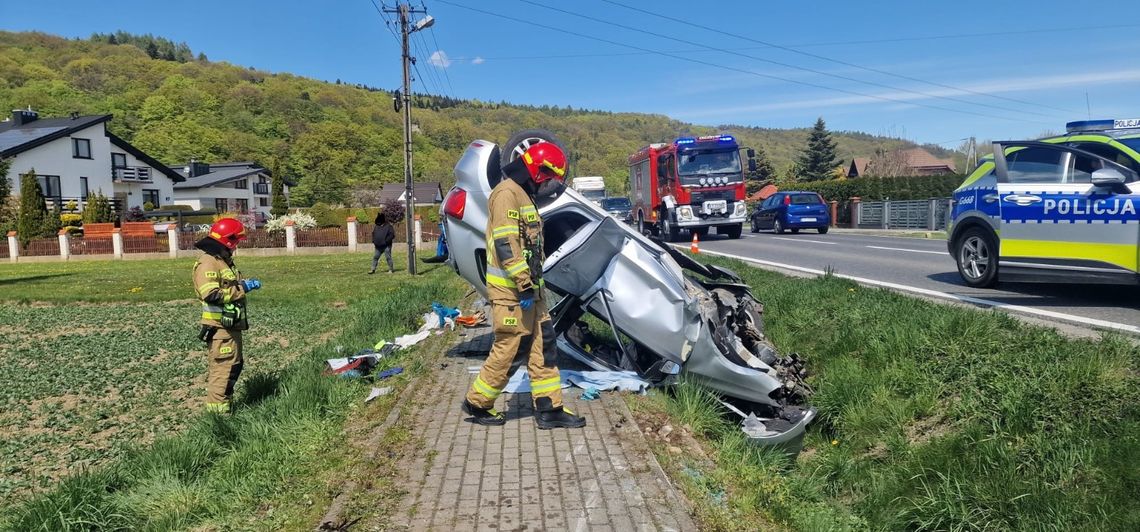 Wypadek na DW 975 w Sukmaniu. Auto dachowało, jedna osoba ranna