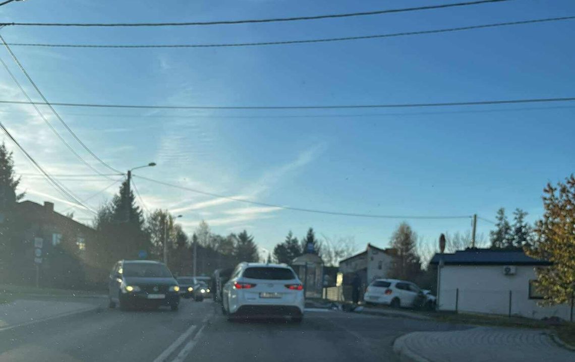 Wypadek na Krzyskiej w Tarnowie. Przewrócony samochód blokuje ruch a drugi uderzył w ogrodzenie, jest osoba poszkodowana Wypadek na Krzyskiej w Tarnowie. Przewrócony samochód blokuje ruch a drugi uderzył w ogrodzenie, jest osoba poszkodowana