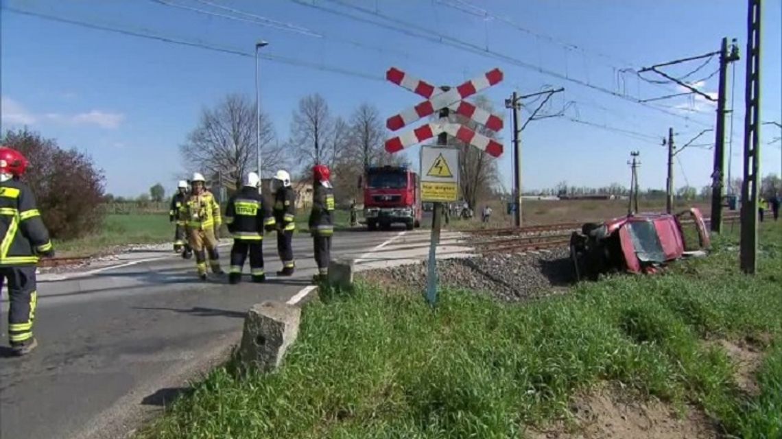 Wypadek na niestrzeżonym przejeździe kolejowym pod Gnieznem. Trzy osoby ranne