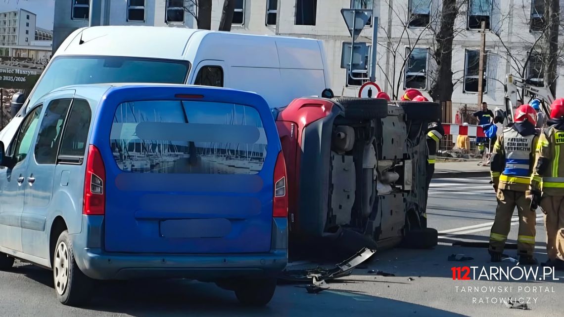 Wypadek na skrzyżowaniu Kołłątaja i Starodąbrowskiej w Tarnowie. Dwie osoby w szpitalu