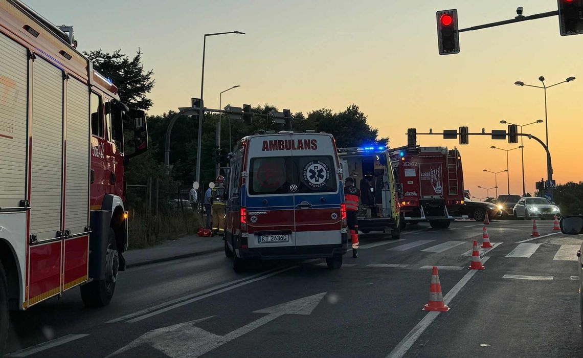Wypadek na tarnowskich Błoniach. Zderzyły się dwa samochody i motocykl