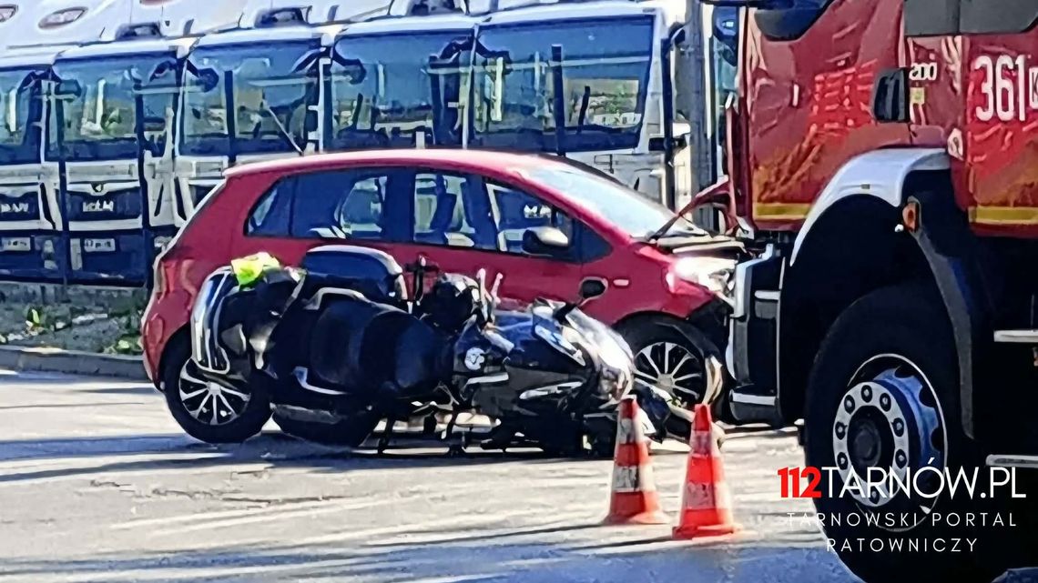 Wypadek na ul. Hodowlanej w Tarnowie. Motocyklista trafił do szpitala