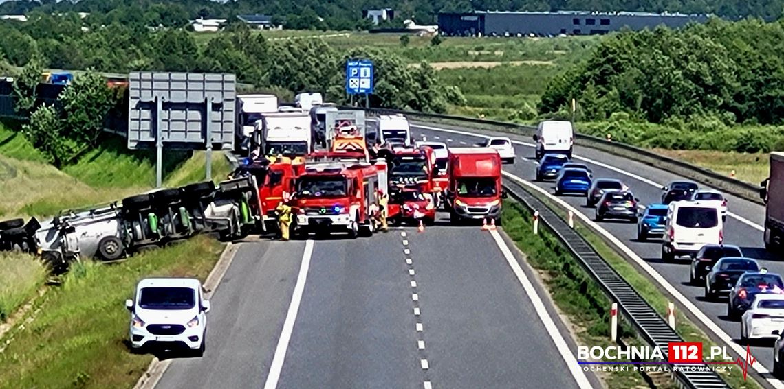 Wypadek samochodu ciężarowego i osobowego na autostradzie pod Bochnią. Samochód ciężarowy będzie podniesiony w nocy