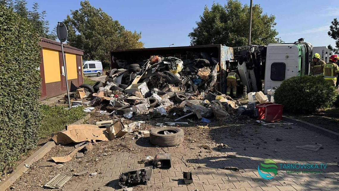 Wypadek samochodu ciężarowego w Mościcach. Kierowca w szpitalu