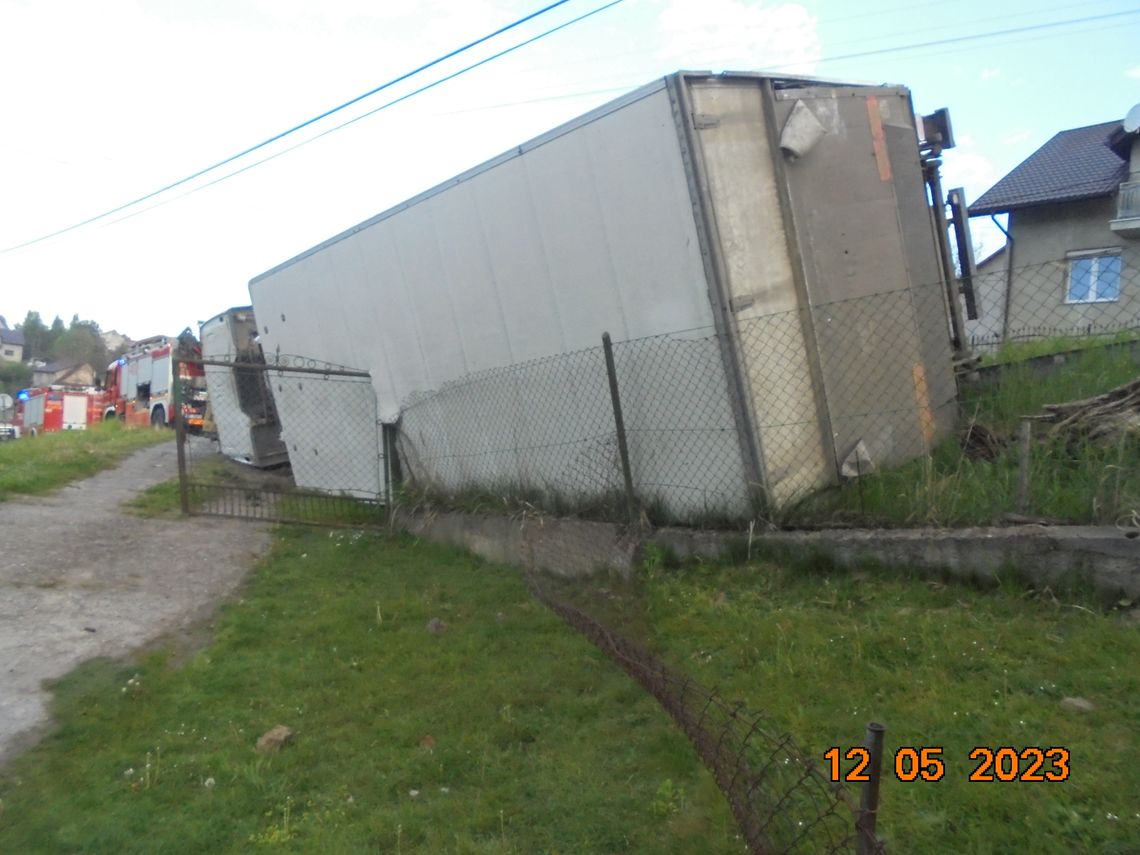 Wypadek samochodu osobowego z ciężarowym w miejscowości Pogwizdów
