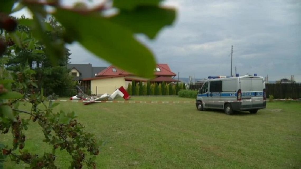 Wypadek szybowca w Krośnie. Maszyna przy lądowaniu zahaczyła od drzewo i słup energetyczny