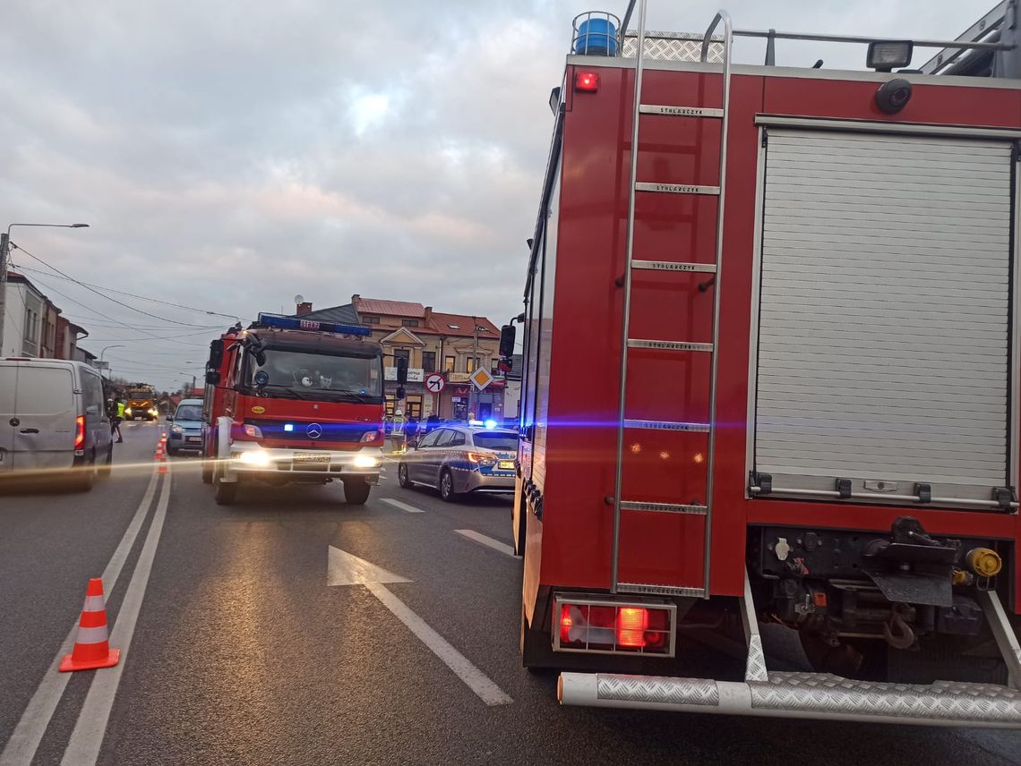 Wypadek w centrum Szczucina. Jedna osoba została poszkodowana