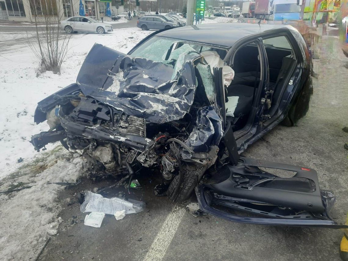 Wypadek w Jurkowie. Czołowe zderzenie ciężarówki z osobówką