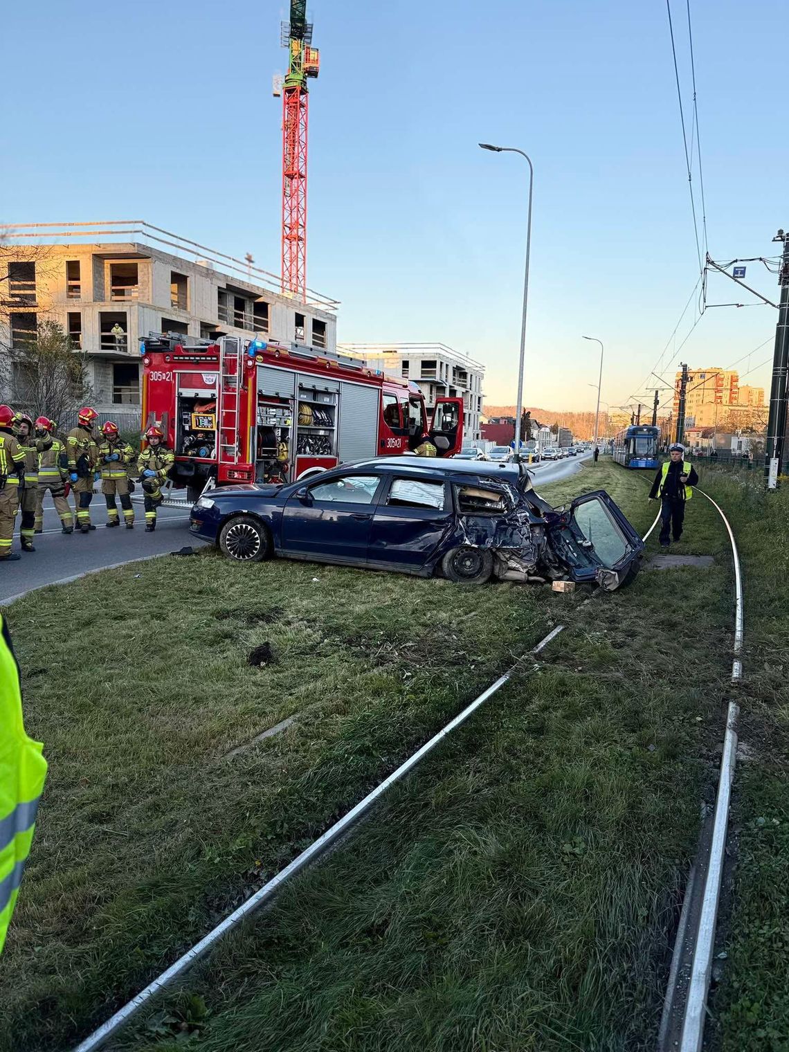 Wypadek w Krakowie. Zderzenie osobówki z tramwajem. Poszkodowana osoba w szpitalu