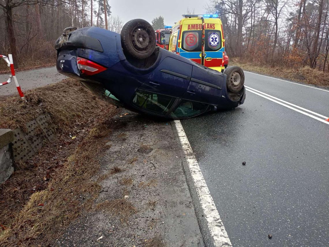 Wypadek w miejscowości Rudy Rysie. Dachował samochód, w którym było 5 osób