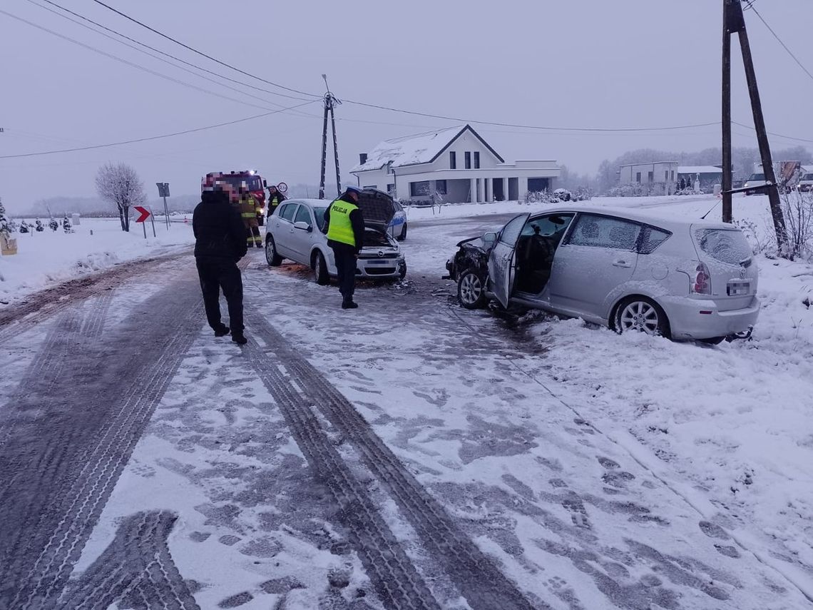 Wypadek w powiecie dąbrowskim, trzy osoby trafiły do szpitala