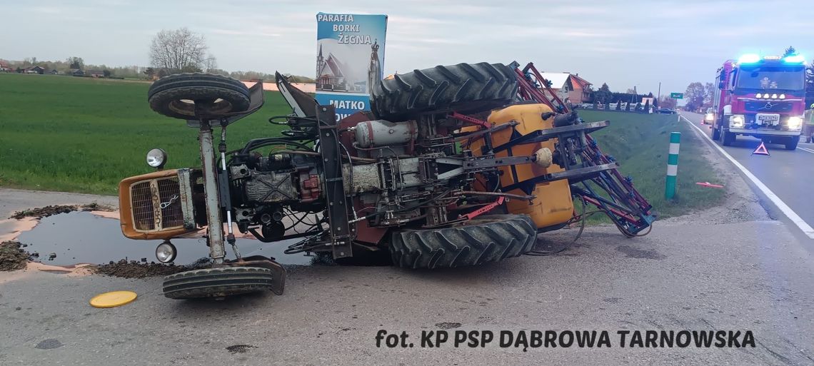 Wypadek w powiecie dąbrowskim. Zderzenie traktora z autem dostawczym