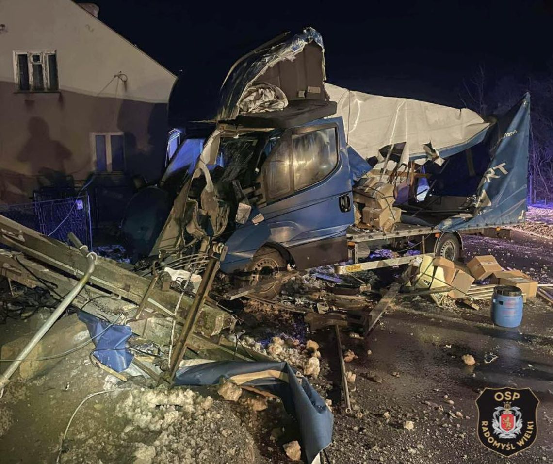 Wypadek w Radomyślu Wielkim. Kierowca uderzył w słup