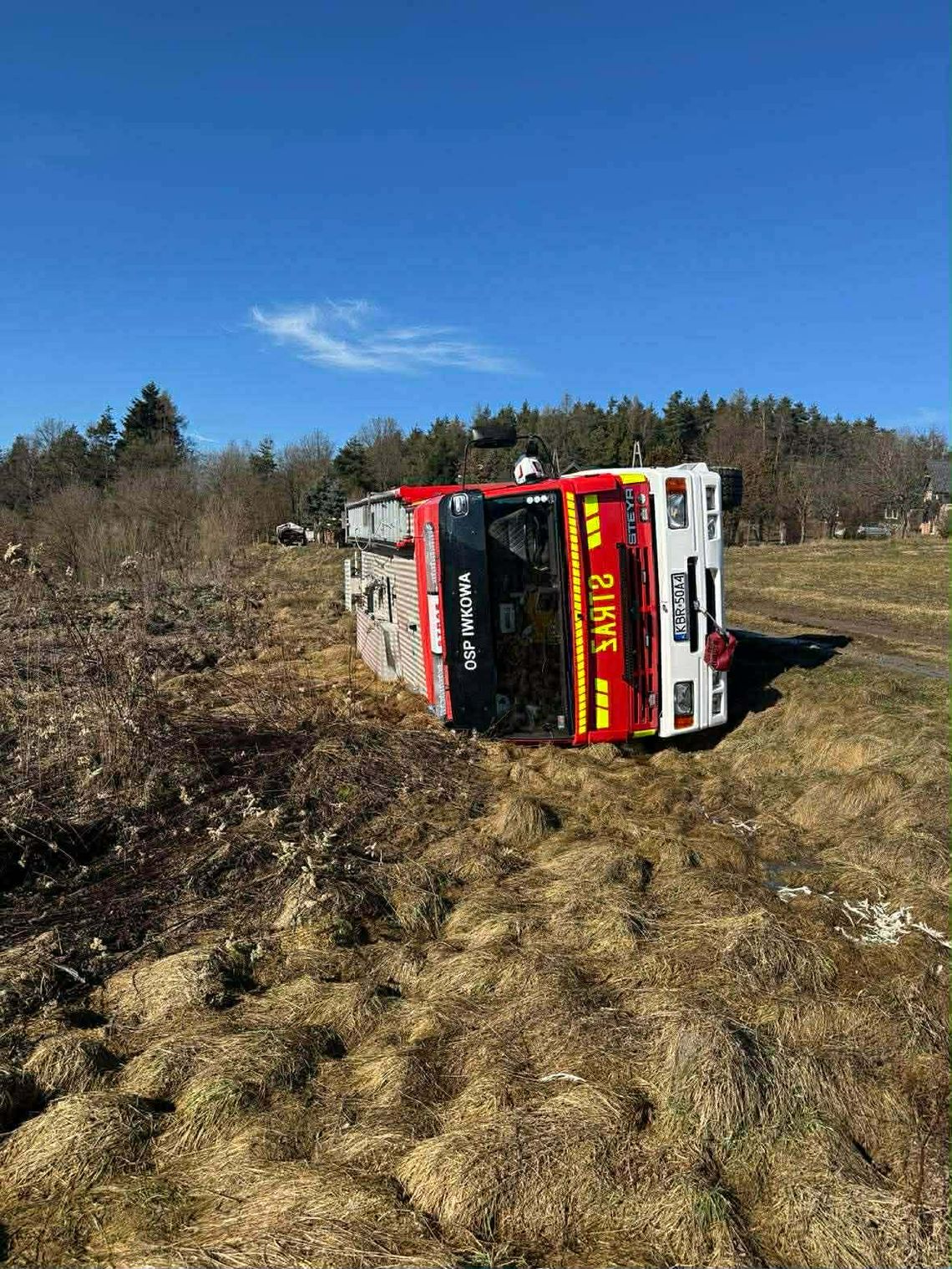 Wypadek z udziałem wozu strażackiego w Iwkowej. Poszkodowana druhna zabrana do szpitala Wypadek z udziałem wozu strażackiego w Iwkowej. Poszkodowana druhna zabrana do szpitala