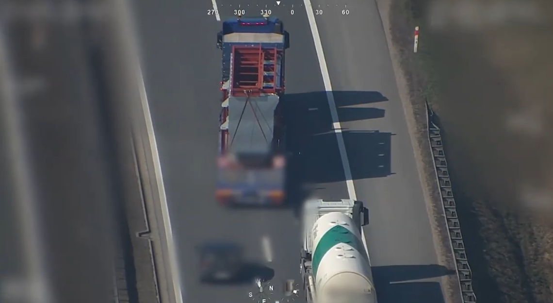 Wyprzedzanie ciężarówek na autostradach pod lupą policji. Kiedy jest dozwolone, a kiedy grozi mandat?