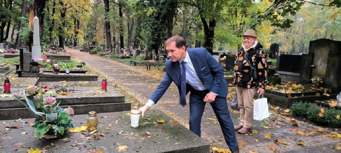 Zastępca Burmistrza Szczucina oddaje hołd zasłużonym mieszkańcom na Cmentarzu Rakowickim w Krakowie