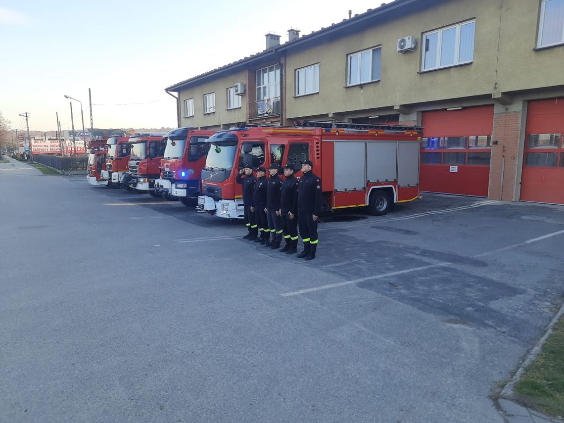 Zawyły syreny w remizach. Strażacy oddali hołd zmarłemu koledze podczas ćwiczeń w Kielcach