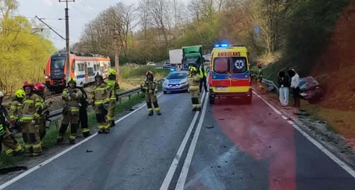 Zdarzenie drogowe na DW977 w Bogoniowicach. Trzy osoby poszkodowane, jedna trafiła do szpitala