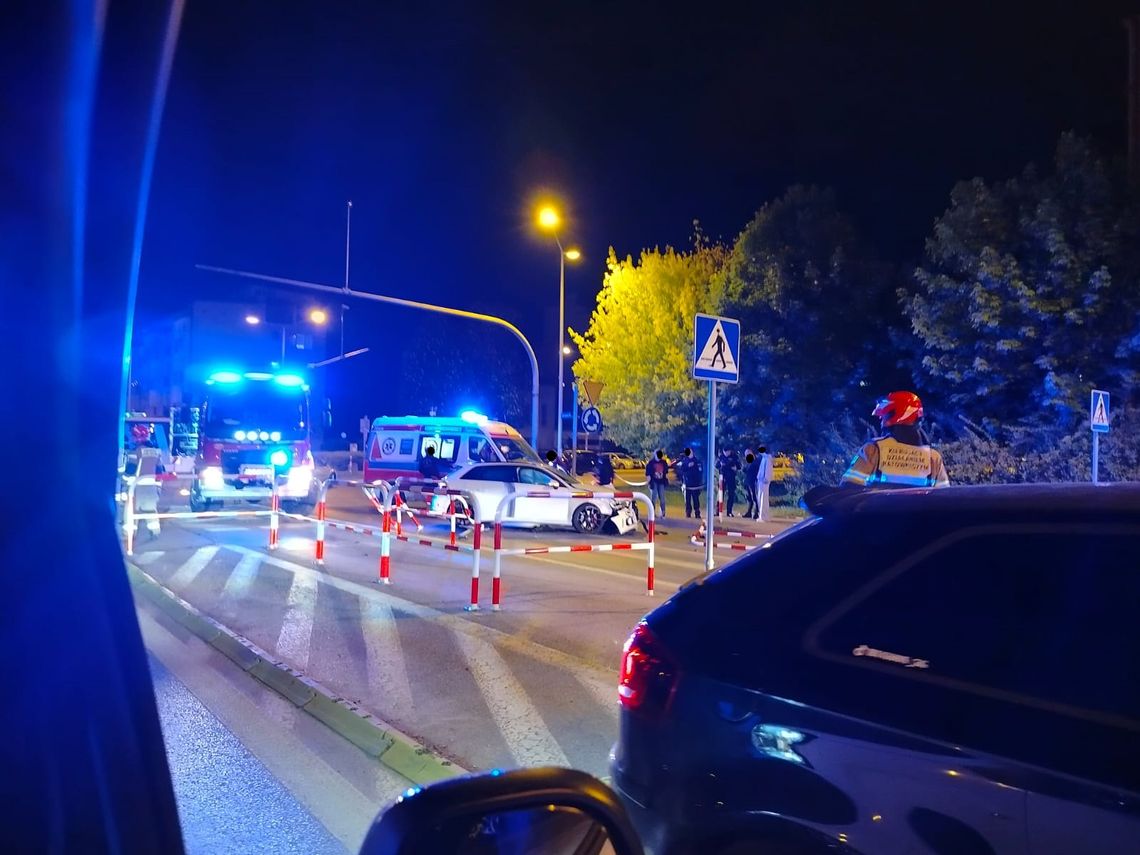 Zdarzenie drogowe na ul. Lwowskiej w Tarnowie. Samochód skosił bariery na przejściu dla pieszych
