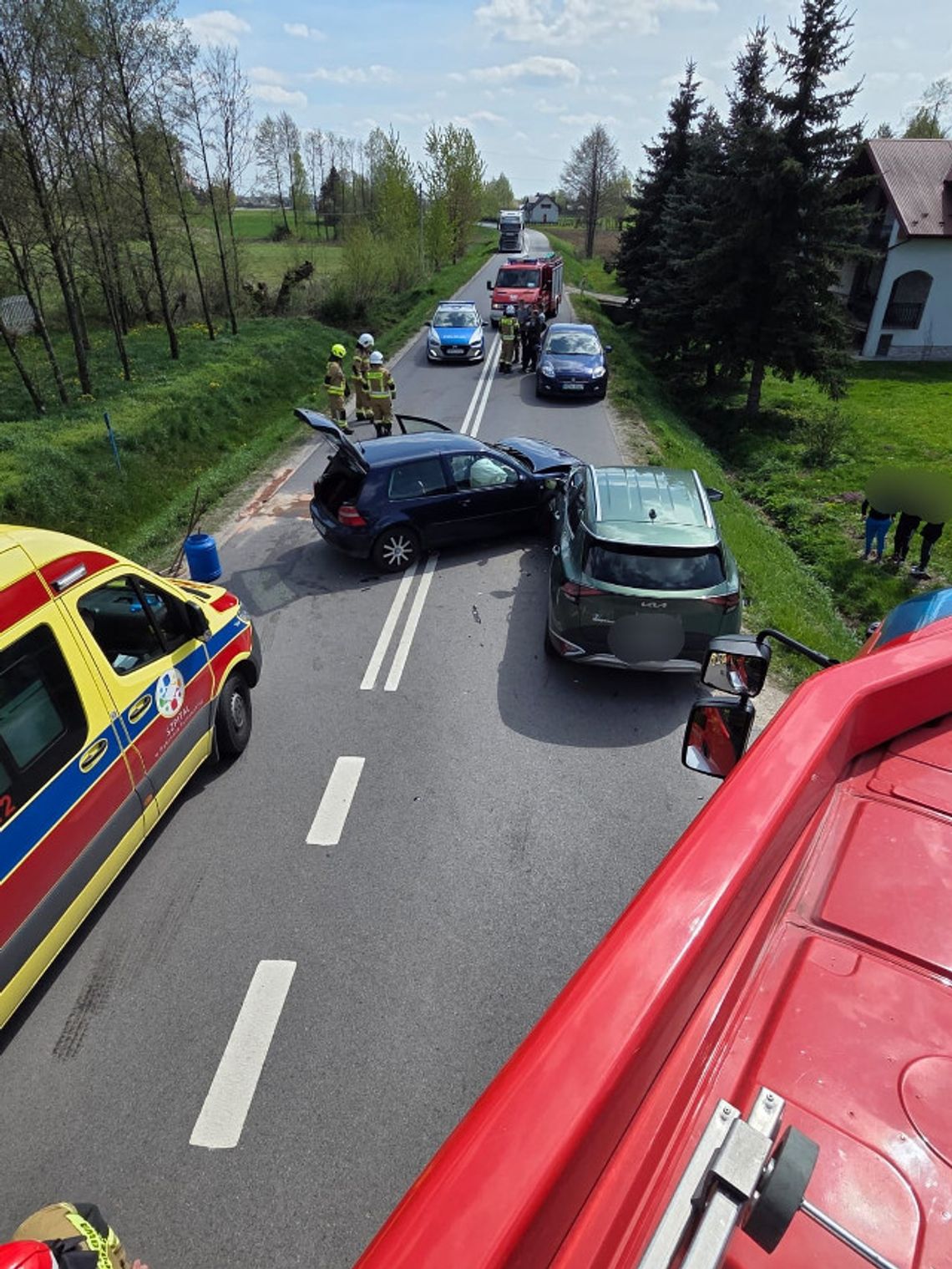 Zdarzenie drogowe w powiecie dąbrowskim. Droga zablokowana po zderzeniu dwóch aut Zdarzenie drogowe w powiecie dąbrowskim. Droga zablokowana po zderzeniu dwóch aut