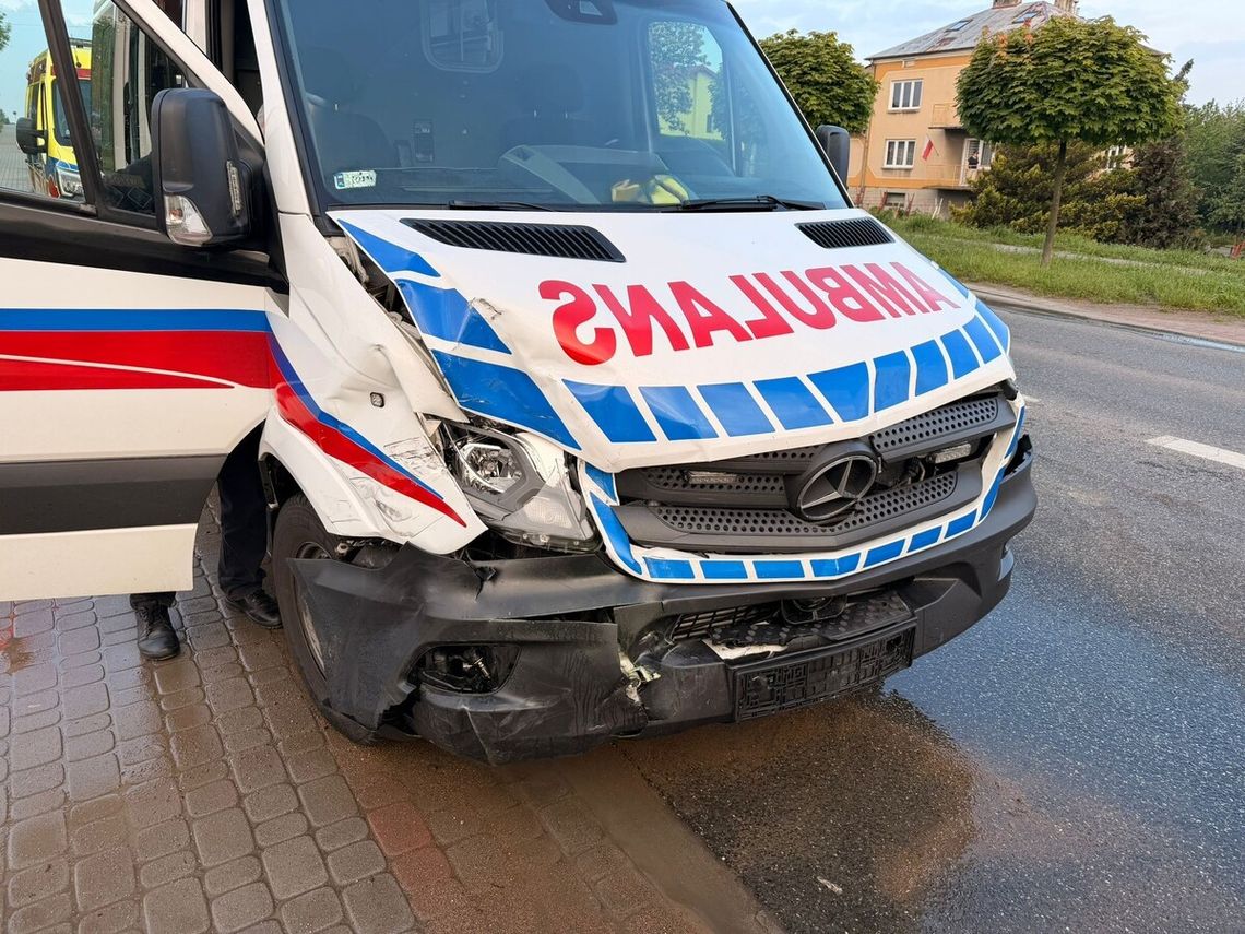 Zdarzenie drogowe z udziałem karetki i osobówki. Są poszkodowani Zdarzenie drogowe z udziałem karetki i osobówki. Są poszkodowani