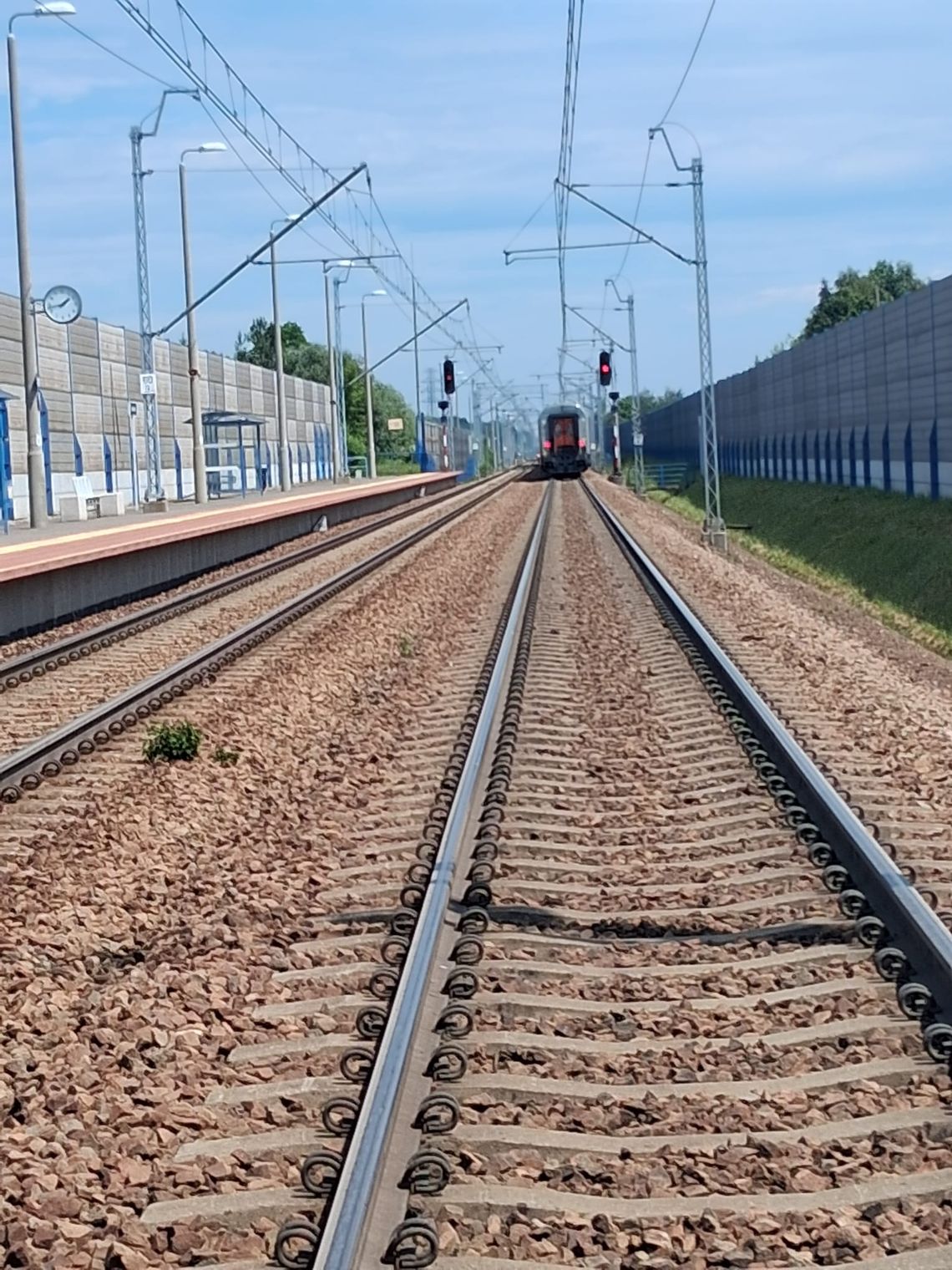 Zdarzenie na torach pod Brzeskiem. Osoba potrącona przez pociąg Zdarzenie na torach pod Brzeskiem. Osoba potrącona przez pociąg