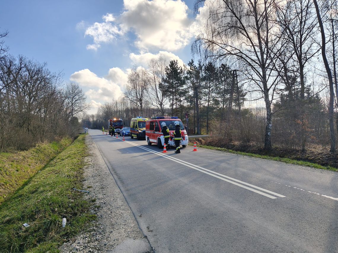 Zderzenie auta ze skuterem w Delastowicach. Jedna osoba poszkodowana
