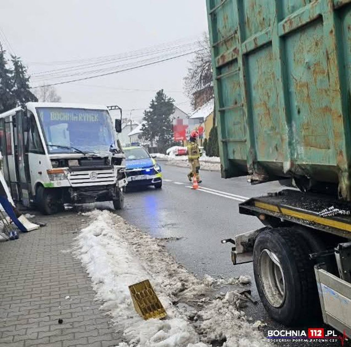 Zderzenie autobusu z samochodem ciężarowym w Bochni