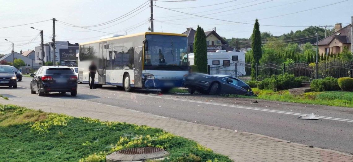 Zderzenie autobusu z samochodem osobowym w Skrzyszowie. Kierowca autobusu ukarany mandatem