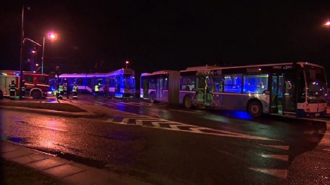 Zderzenie autobusu z tramwajem w Krakowie. Poszkodowanych 13 osób
