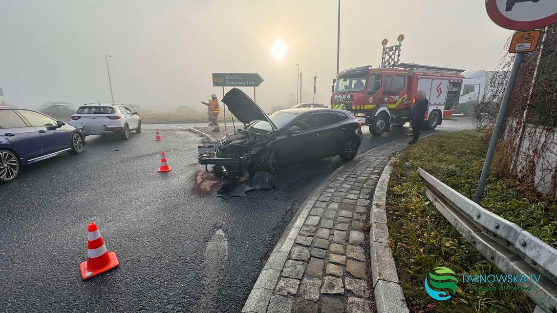 Zderzenie bmw i volvo na rondzie w Ostrowie. Jedna osoba poszkodowana