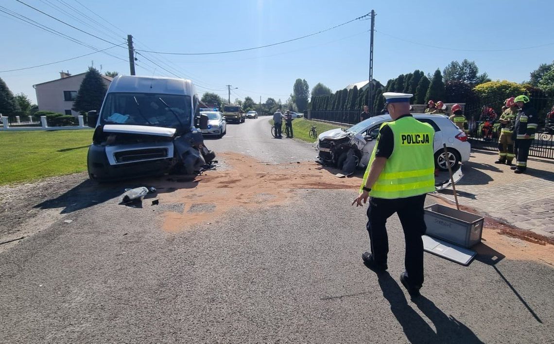 Zderzenie busa i osobówki pod Żabnem. Dwie osoby w szpitalu