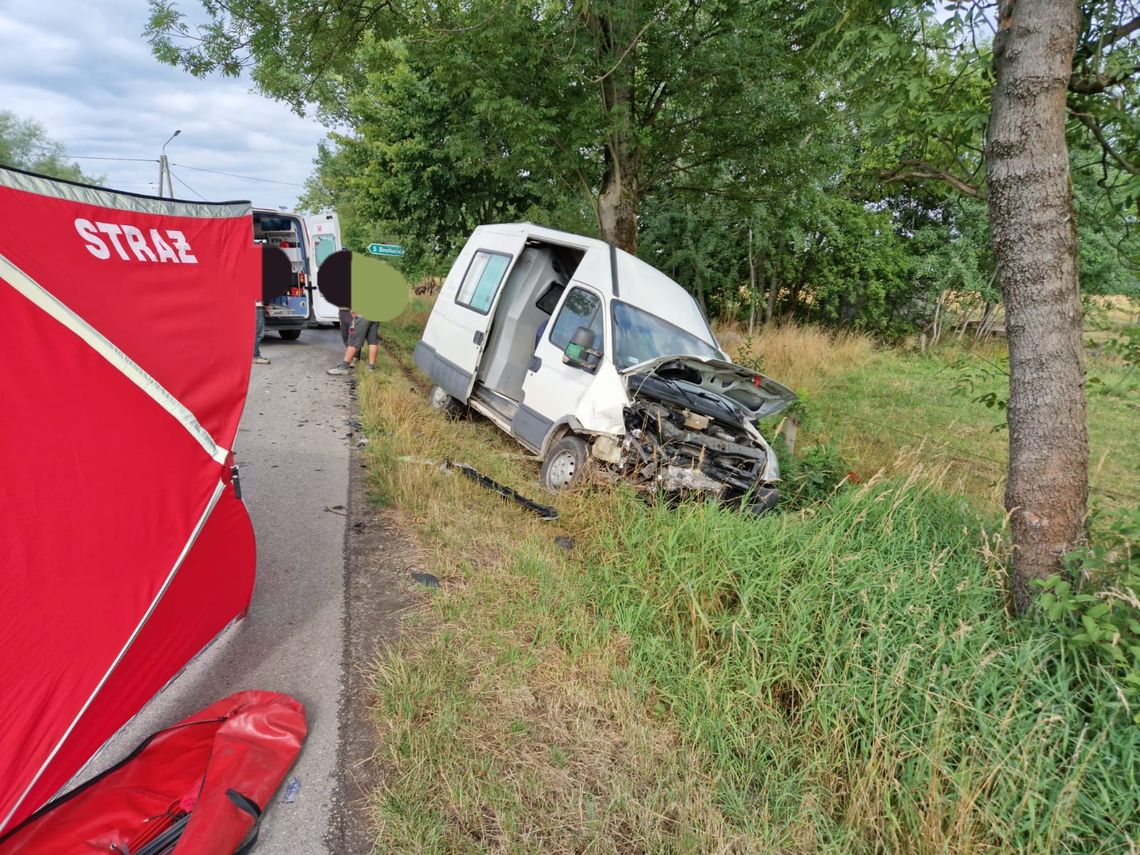 Zderzenie busa i samochodu osobowego we Wrzępi. Lądował LPR