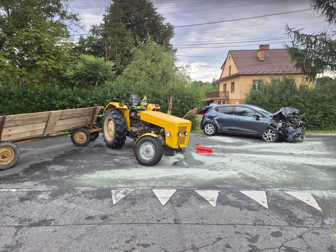 Zderzenie ciągnika i samochodu osobowego w Lewniowej