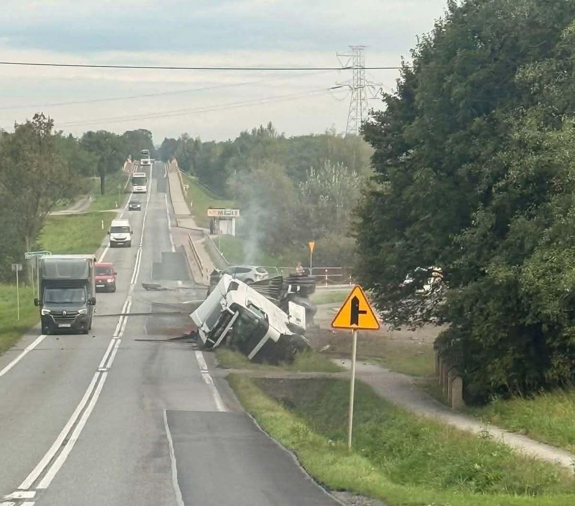Zderzenie ciężarówki z osobówką na DK73. Dwie osoby poszkodowane Zderzenie ciężarówki z osobówką na DK73. Dwie osoby poszkodowane