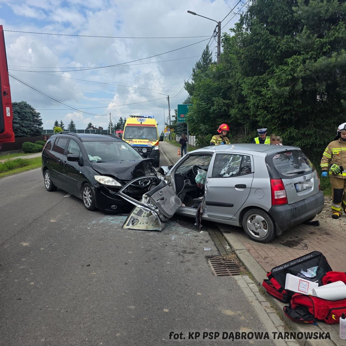 Zderzenie czołowe na ul. Grunwaldzkiej w Dąbrowie Tarnowskiej. Jedna osoba trafiła do szpitala Zderzenie czołowe na ul. Grunwaldzkiej w Dąbrowie Tarnowskiej. Jedna osoba trafiła do szpitala