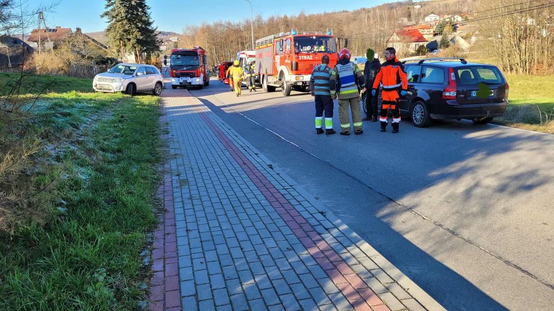Zderzenie trzech aut w powiecie brzeskim, dziecko pod opieką ratowników medycznych